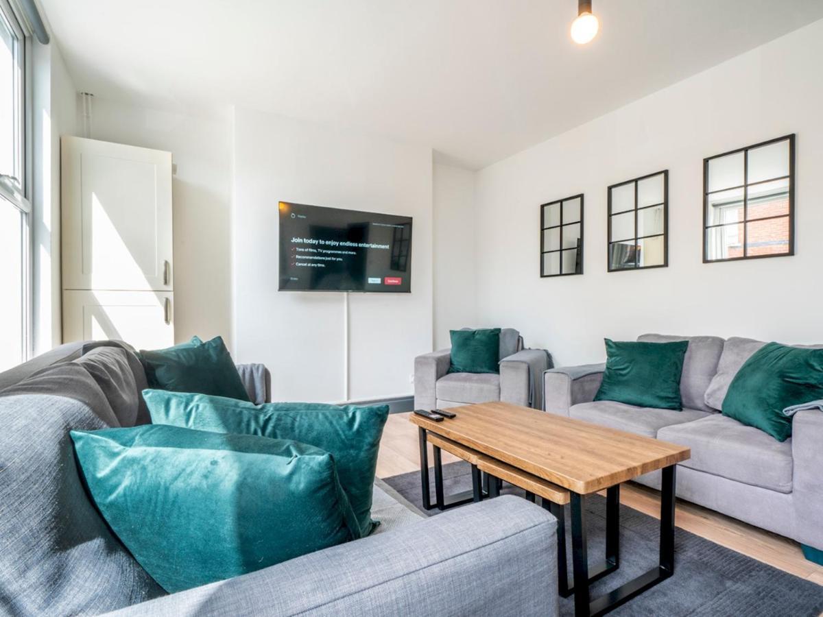 Apartment Pass The Keys Spacious Queens Uni Beside Cafes And Restaurants
